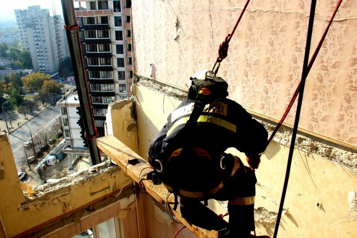 Terrifying images of explosion place. Rescues continue to work, while owners of the flats are desperate 