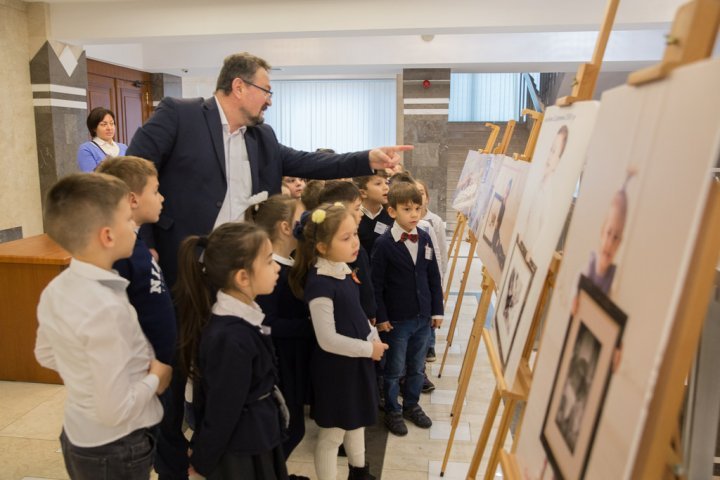 Parliament hosts exhibition dedicated to premature children (PHOTO)