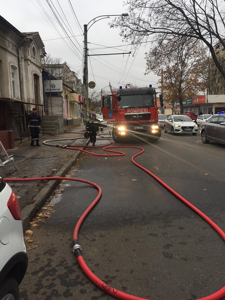 Old house on Bucuresti street caught fire (PHOTO/VIDEO)