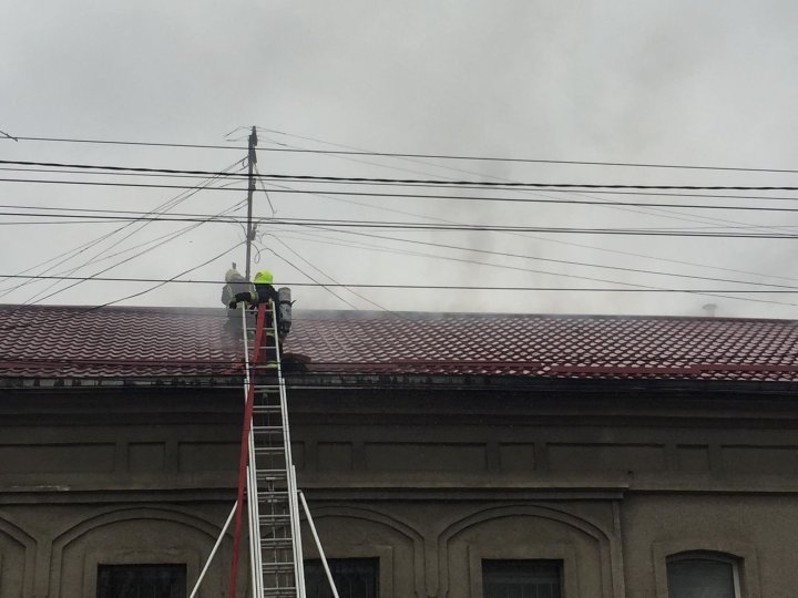 Old house on Bucuresti street caught fire (PHOTO/VIDEO)