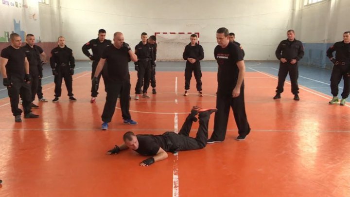 60 riflemen and border guards learned self-defense procedures from Sensei Victor Panasiuc