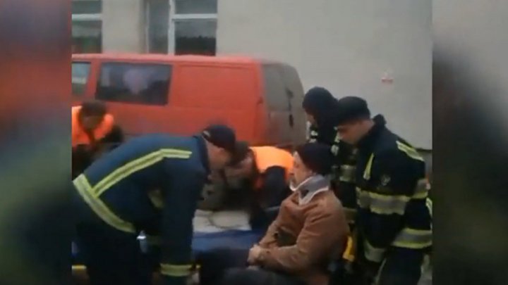 He fell from the roof. A man from Chisinau was badly injured