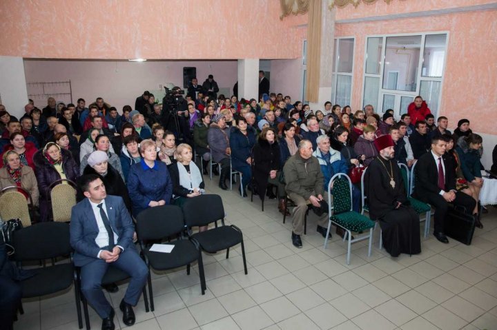 Prime Minister Pavel Filip met with inhabitants of Peresecina and Camencea villages from Orhei district