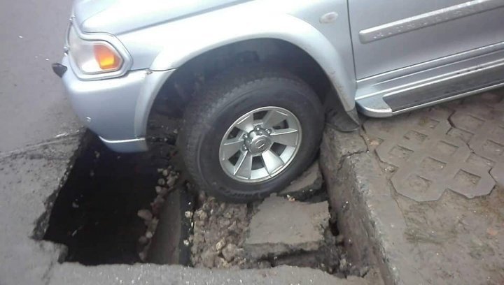 Car fell into a hole place behind the Parliament's building. Is the driver Parliament's employee