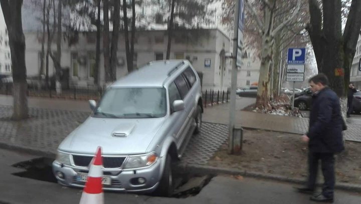 Car fell into a hole place behind the Parliament's building. Is the driver Parliament's employee