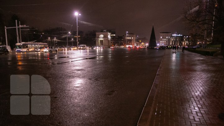 Holiday atmosphere in Capital. Christmas tree was installed in the National Assembly Square (PHOTO REPORT)