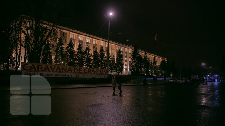 Holiday atmosphere in Capital. Christmas tree was installed in the National Assembly Square (PHOTO REPORT)