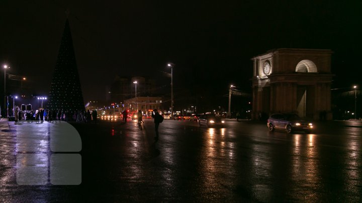 Holiday atmosphere in Capital. Christmas tree was installed in the National Assembly Square (PHOTO REPORT)