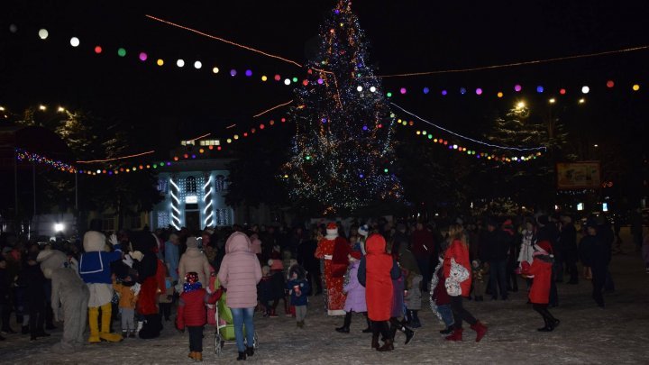 Ungheni district dressed in holiday clothes. Christmas fair was inaugurated (PHOTO)