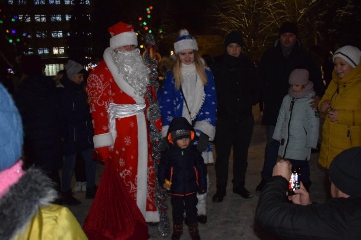 Ungheni district dressed in holiday clothes. Christmas fair was inaugurated (PHOTO)