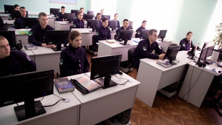 Border police learn English supported by US partners