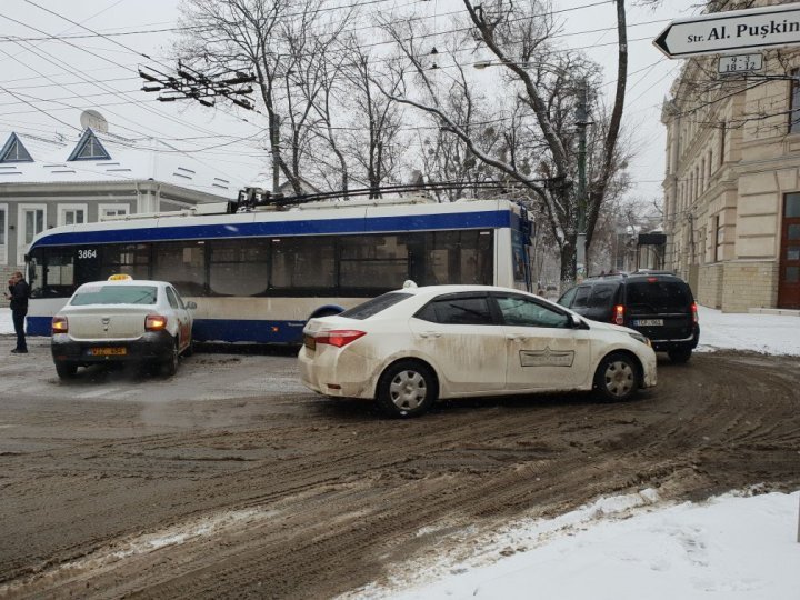 Violent accident in center capital. A taxi hit a trolley bus