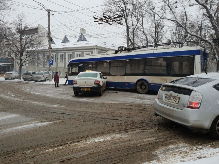 Violent accident in center capital. A taxi hit a trolley bus