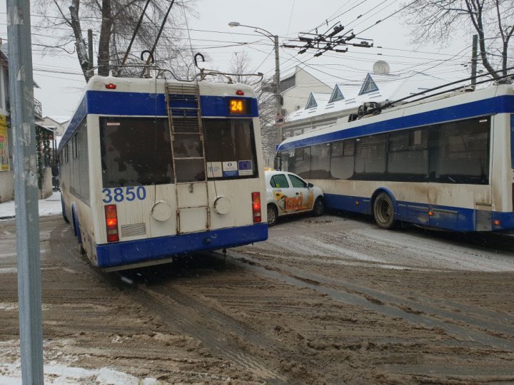 Violent accident in center capital. A taxi hit a trolley bus