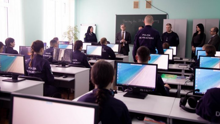 Border police learn English supported by US partners