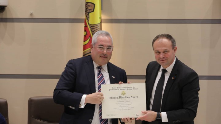 Andrian Candu President of Parliament was awarded by Paul Packer, the US chairman of the Commission for the Preservation of America's Heritage Abroad 