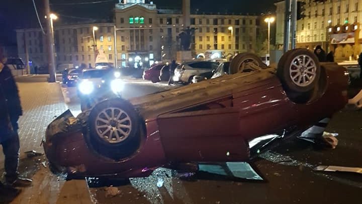 Terrible accident in front of the National Hotel. Three cars collide violently after a driver fell asleep at the steering wheel