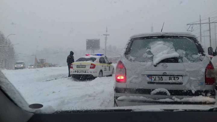 A help from policemen. What they did when they saw a driver that got in trouble