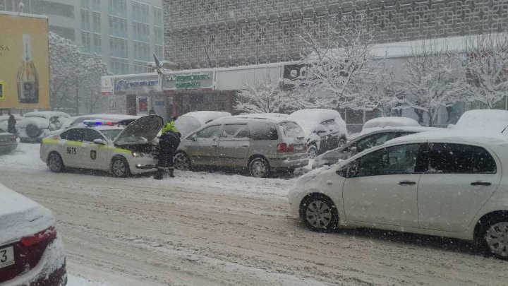 A help from policemen. What they did when they saw a driver that got in trouble