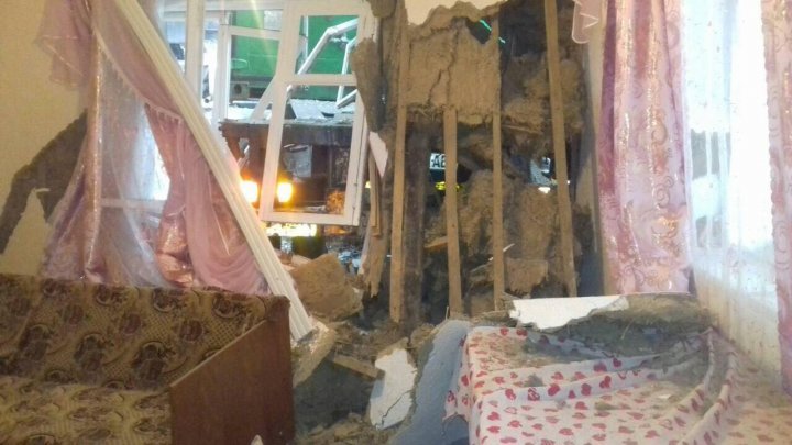 Bad weather causes accidents. A truck skidded and reached the living room of a house from Cahul