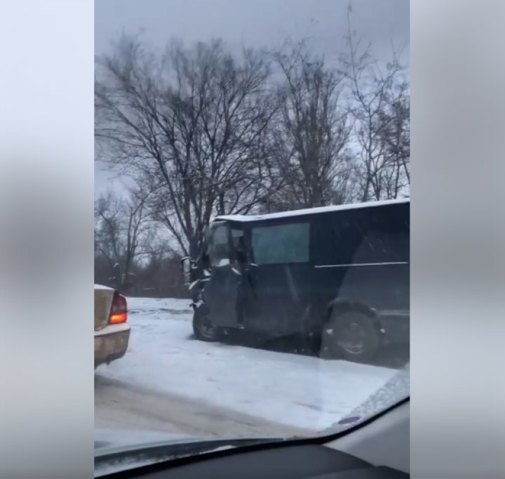 Accident on Chisinau-Anenii Noi road-a minibus hit a car. Police came to the spot