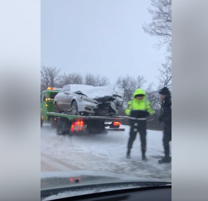 Accident on Chisinau-Anenii Noi road-a minibus hit a car. Police came to the spot