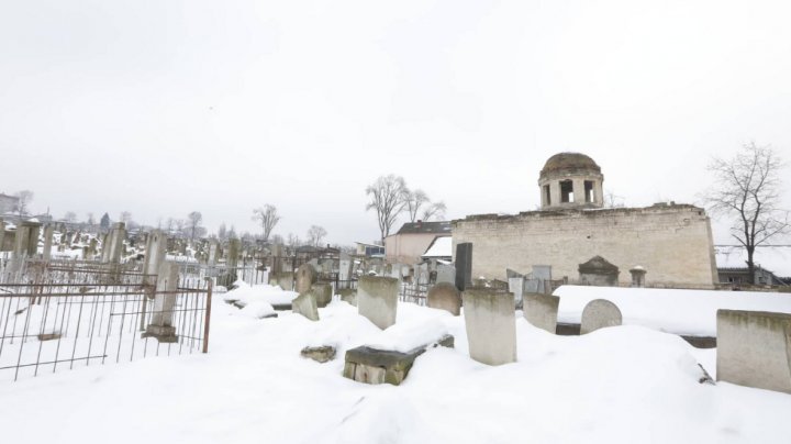 Authorities began rehabilitating the Jewish cemetery in Chisinau. Andrian Candu went to spot