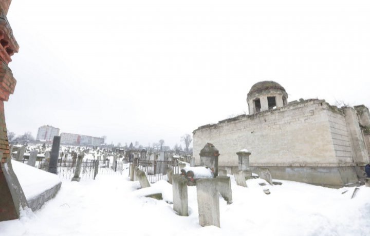 Authorities began rehabilitating the Jewish cemetery in Chisinau. Andrian Candu went to spot