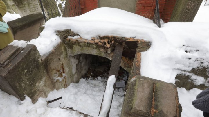 Authorities began rehabilitating the Jewish cemetery in Chisinau. Andrian Candu went to spot