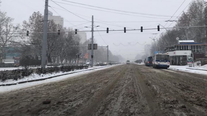 Road workers continue to remove snow from national roads and spread non-skid material