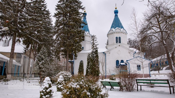Carols Festival at Tiganesti monastery: Policemen and folk bands performed