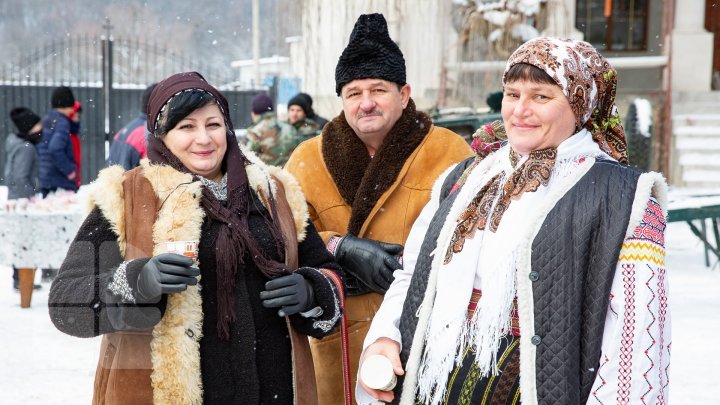 Carols Festival at Tiganesti monastery: Policemen and folk bands performed