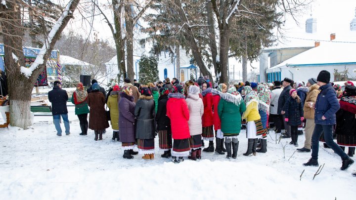 Carols Festival at Tiganesti monastery: Policemen and folk bands performed