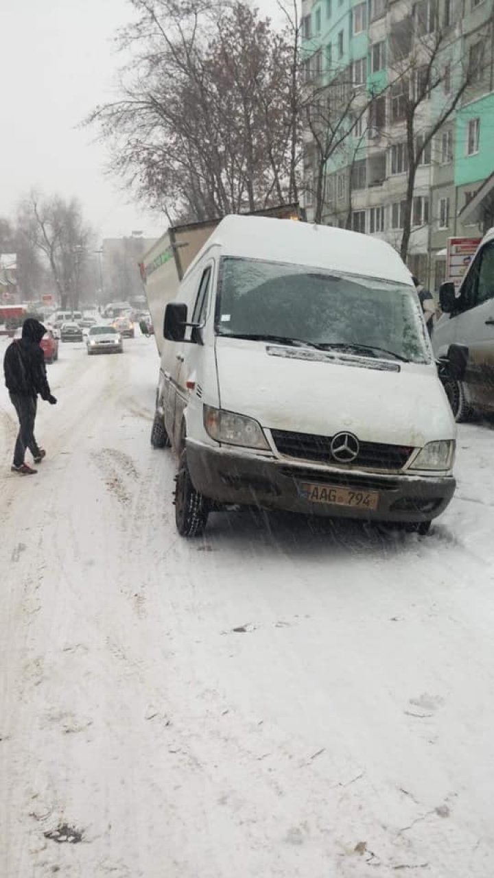 Asphalt collapses! A minibus was locked after entering in a pit from Botanica District