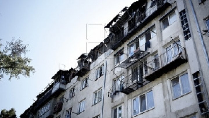 Residents of a block of flats from Capital face dirt and dust because of an economic agent who started to build an attic