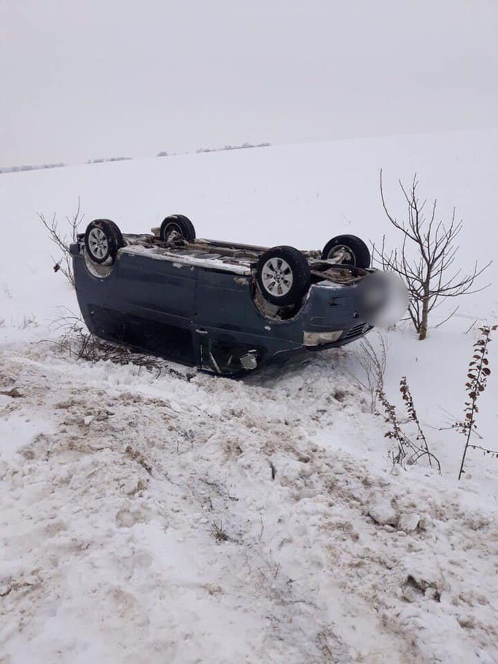 Accident on Rabnita-Balti highway. Driver lost control of the car and it overturned (PHOTO)