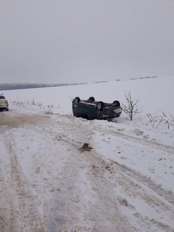 Accident on Rabnita-Balti highway. Driver lost control of the car and it overturned (PHOTO)