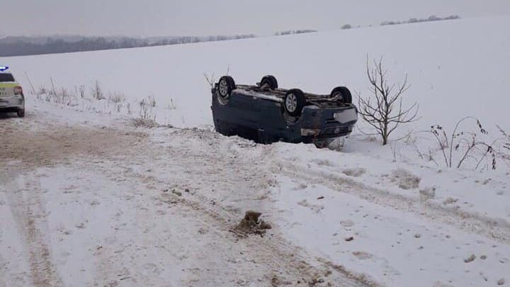 Accident on Rabnita-Balti highway. Driver lost control of the car and it overturned (PHOTO)