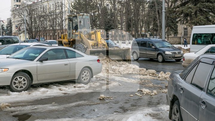 BLOCKED ACCESS! Drivers who parked their cars illegally tangle road workers