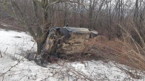 Man skidded off the road while driving and hit a tree on R-20 highway (PHOTO)