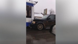 Accident in Chisinau. A driver entered with the car directly into a trolleybus
