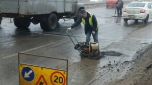 Roads workers will fix the pits from Viaduct, and also on other streets from Capital with cold asphalt