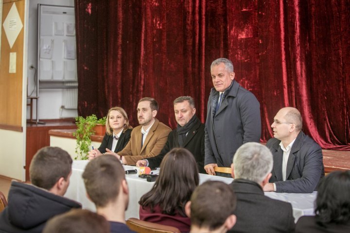 Vlad Plahotniuc at meeting with pupils and teachers in Nisporeni: System of vocational education to be reformed 