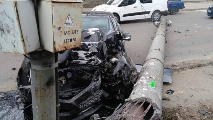 Footage of car hitting electricity pylon on Gheorghe Asachi street from Capital  