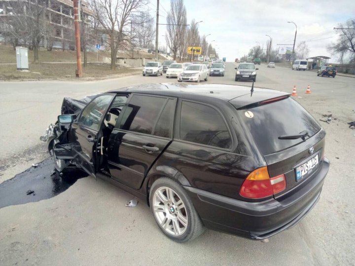 BIG ACCIDENT near South Bus Terminal. Two cars have been destroyed