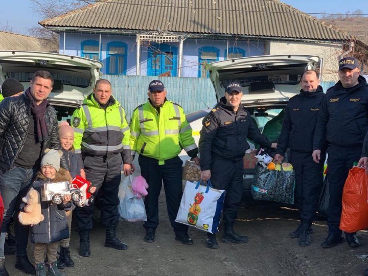 Beautiful gesture of policemen to single parent with his six children 