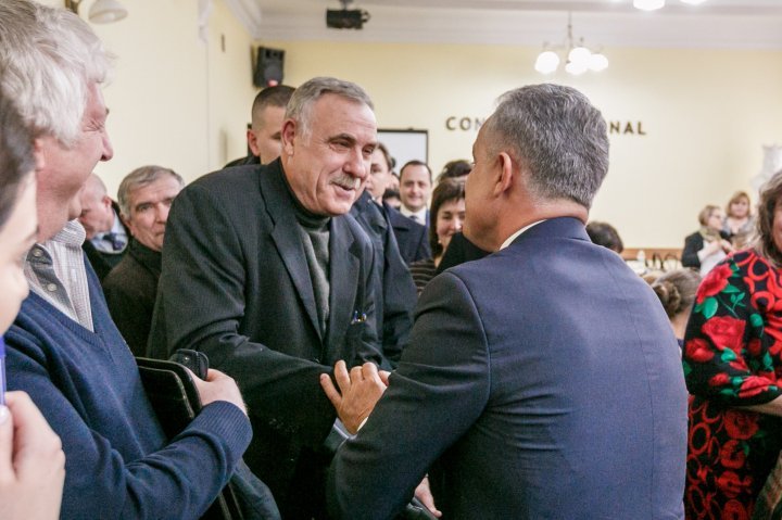 Vlad Plahotniuc visited Ungheni. People welcome salaries and are happy to be able to work at home