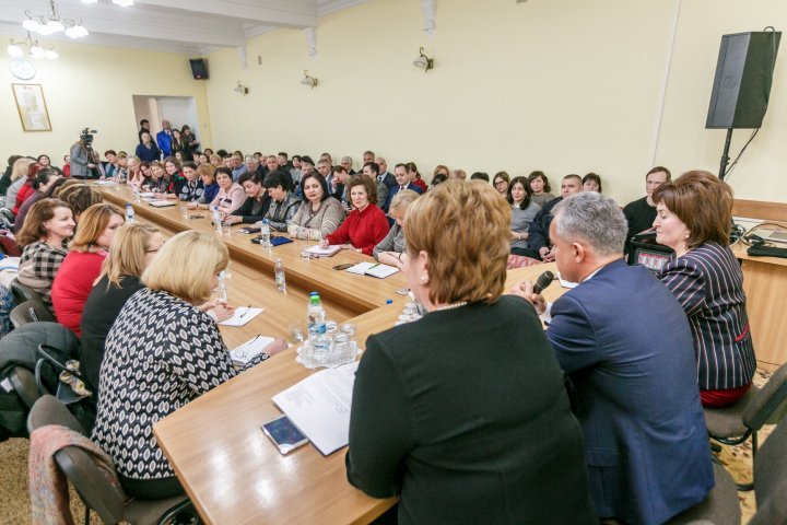 Vlad Plahotniuc visited Ungheni. People welcome salaries and are happy to be able to work at home