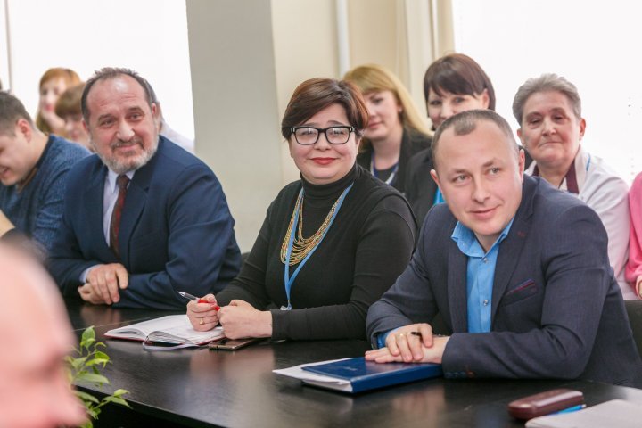 Vlad Plahotniuc visited Ungheni. People welcome salaries and are happy to be able to work at home