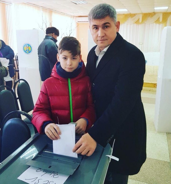 Alexandru Jizdan along with his sons went to vote: People choose path of country's future 